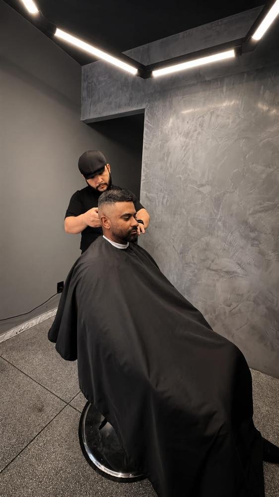 Barbeiro atendendo cliente na Barbearia LZ