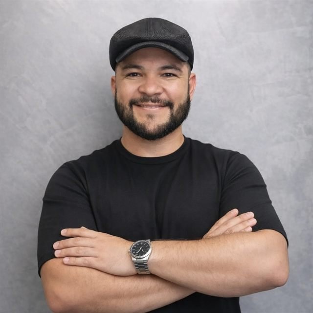 Foto de Geison, fundador e barbeiro da Barbearia LZ